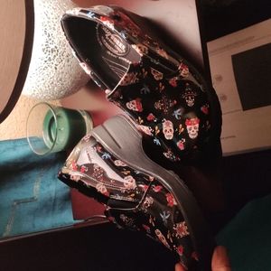 Easy Works slip resistant Day of The Dead shoes. Size 7 1/2 W. Anti fatigue.